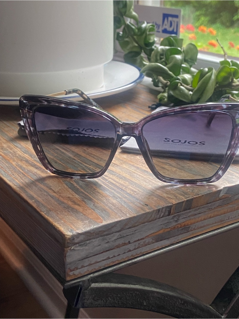 Cat-Eye Women's Sunglasses w/ polarized gray lenses